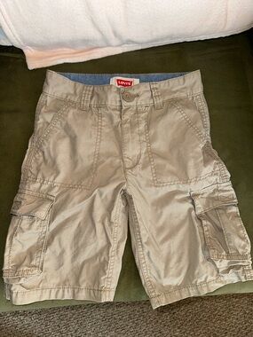 LEVIS KHAKI CARGO SHORTS EUC BOYS 8